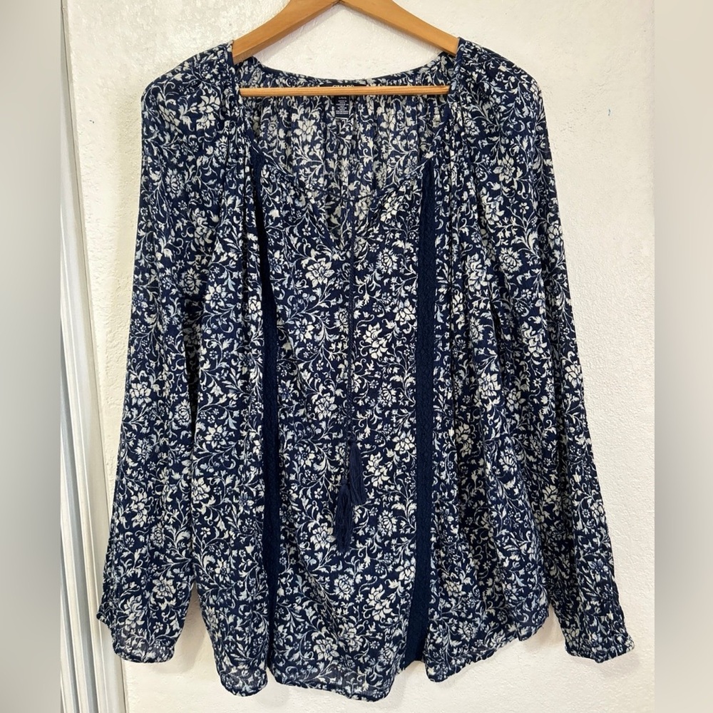 CHAPS tunic BLOUSE. Floral blue size Large In excellent used conditions.